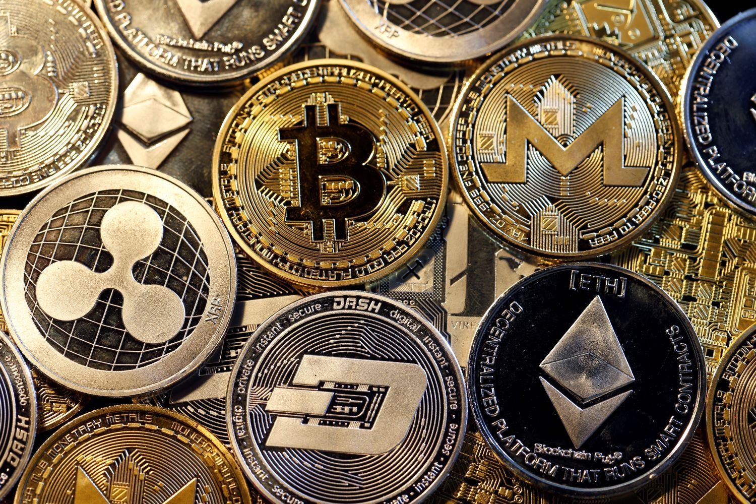 Pilha de moedas simbolizando criptomoedas, destacando a nova geração de líderes. Reprodução: Gizmodo