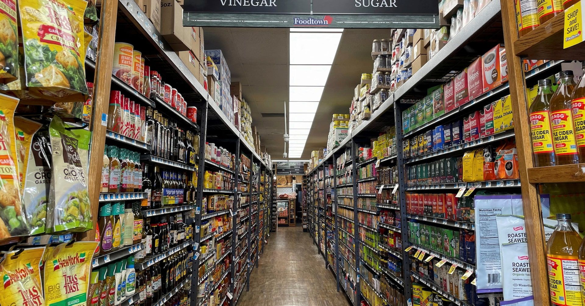 Negócios enfrentam incertezas com aumento de preços devido à guerra comercial de Donald Trump. Reprodução: Reuters