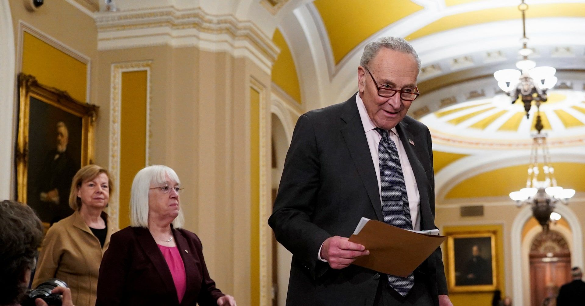 Senador Schumer Adia Turnê de Livro por Questões de Segurança