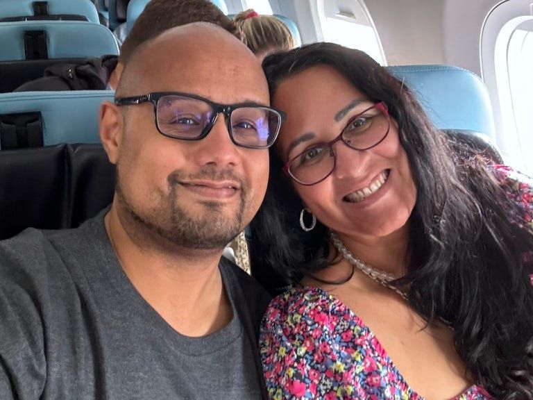 Kimanzi e sua família desfrutam de assentos de classe executiva em um voo para a Europa. Reprodução: Business Insider