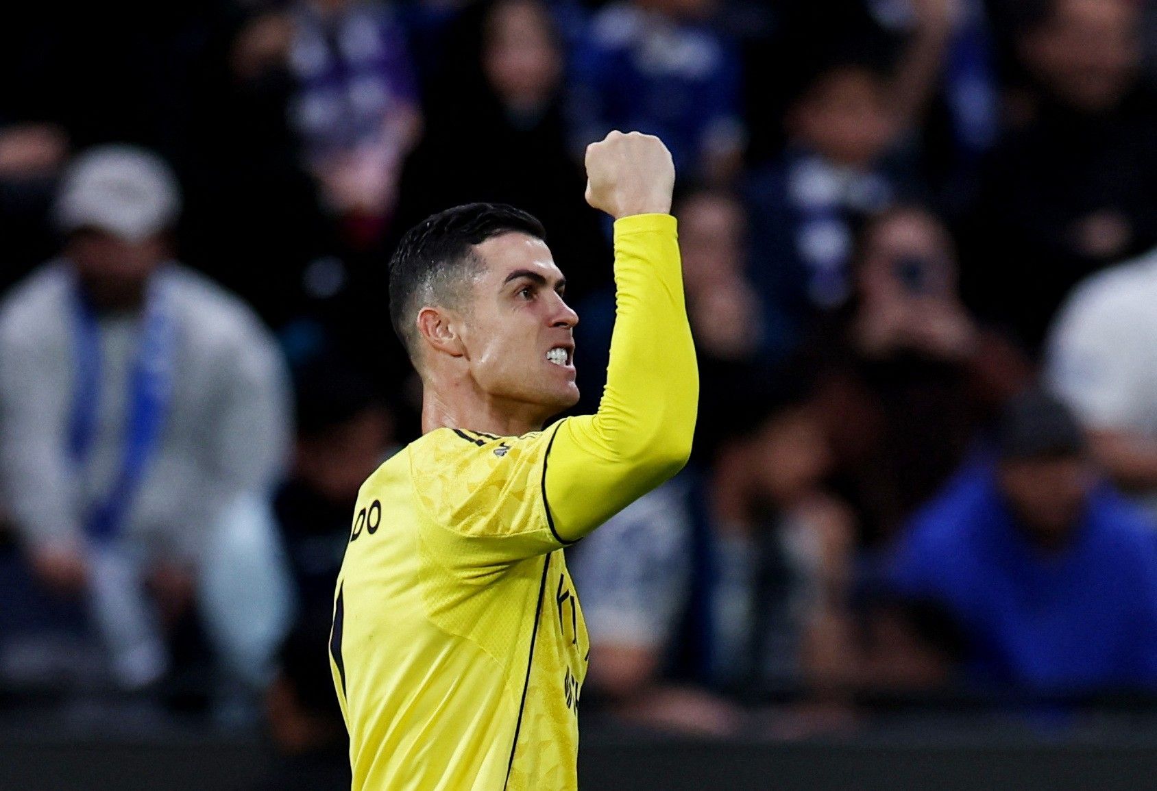 Ronaldo em campo; rumores sobre saída do Al-Nassr ganham força. Reprodução: Ge