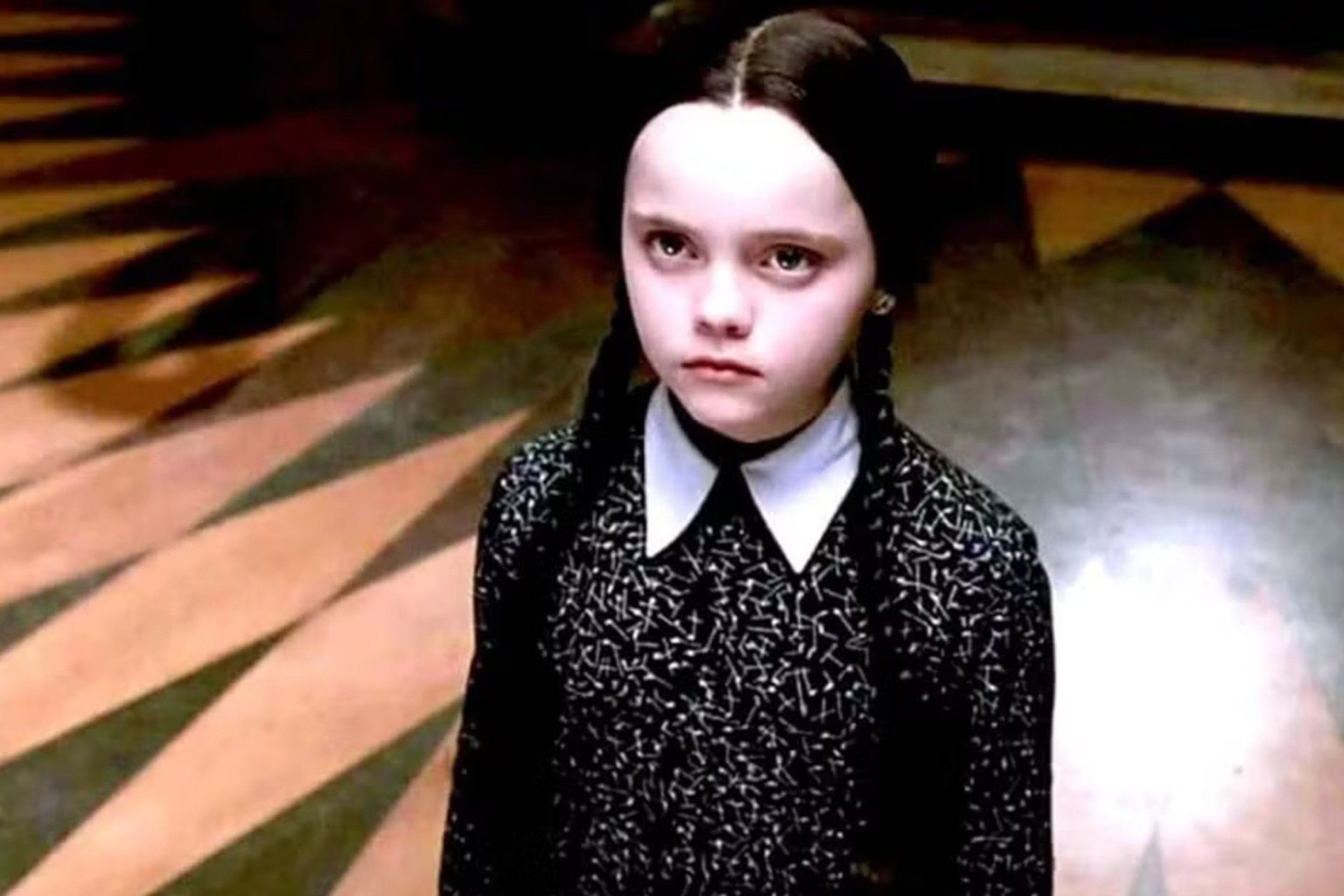 Icônico item da família Addams é leiloado pela Propstore Auctions.; Reprodução: Gizmodo