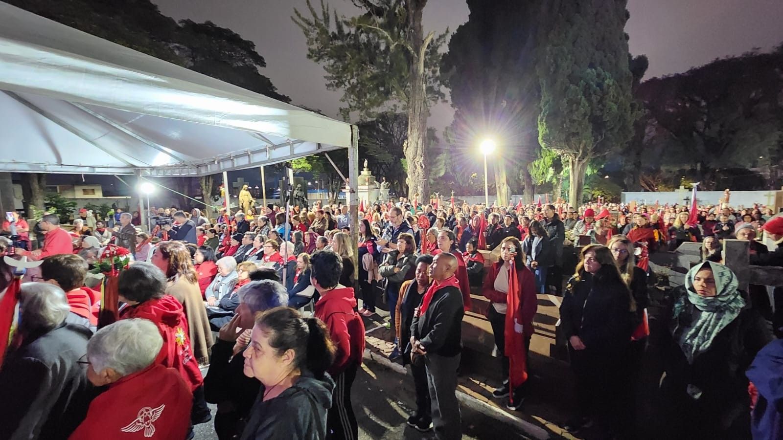 Multidão de fiéis participa da terceira alvorada da Festa do Divino em Mogi das Cruzes.; Reprodução: Globo