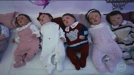 Ana Luiza Dixon, empresária, produz 300 bonecas reborn por mês em sua fábrica no interior de SP. Reprodução: Globo