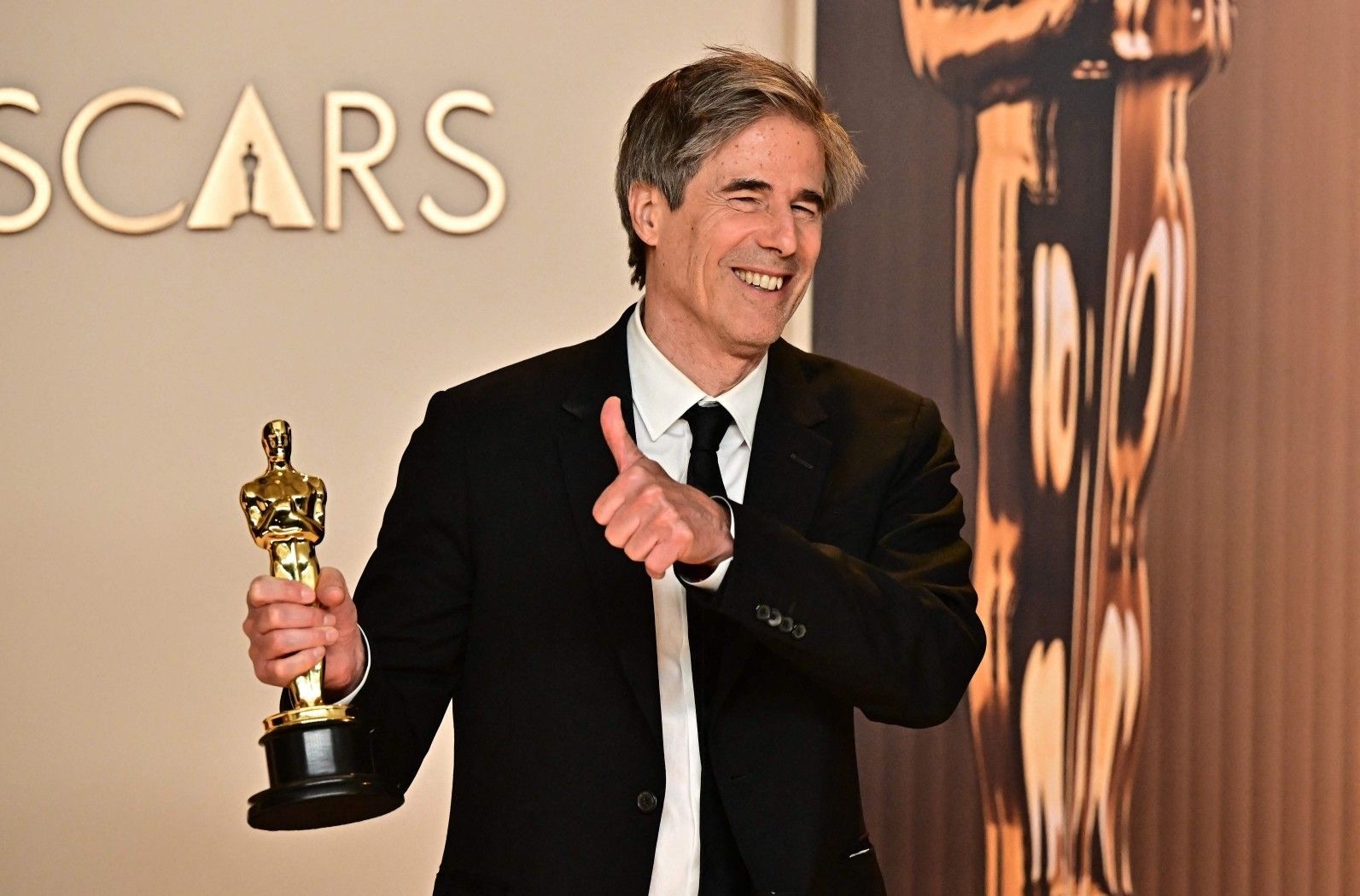 Walter Salles com o Oscar de Melhor Filme Estrangeiro durante sessão especial de 'Ainda Estou Aqui' na França. Reprodução: Globo