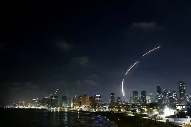Mísseis interceptados durante ataque iraniano em Tel Aviv. Reprodução: BBC