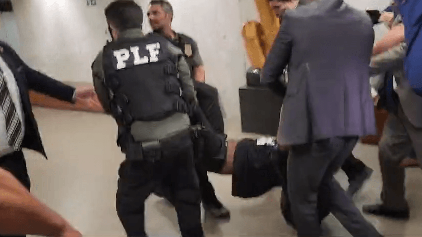 Homem é removido da Câmara após protesto contra escala de trabalho