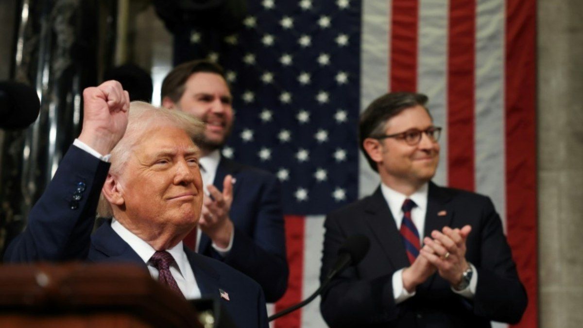 Congressistas republicanos discutem cortes nos gastos públicos em reunião crucial para a resolução orçamentária. Reprodução: iG