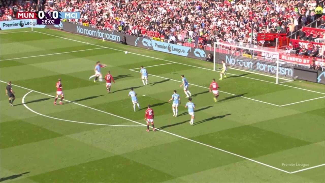 Jogador do Manchester City é agredido durante substituição em Old Trafford. Reprodução: Globo