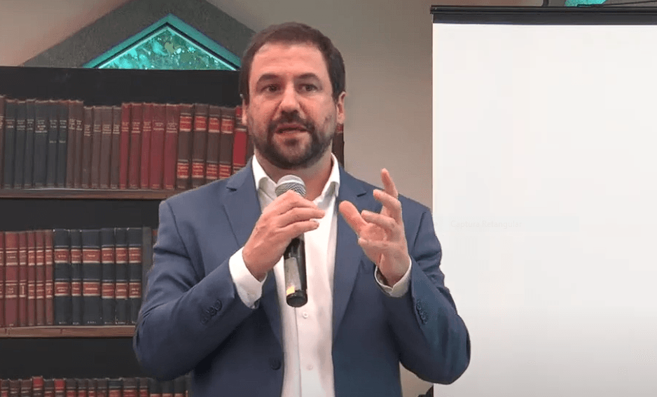 Palestra sobre o PL das Fake News destaca sua estagnação na Câmara desde 2024. Reprodução: CNN Brasil