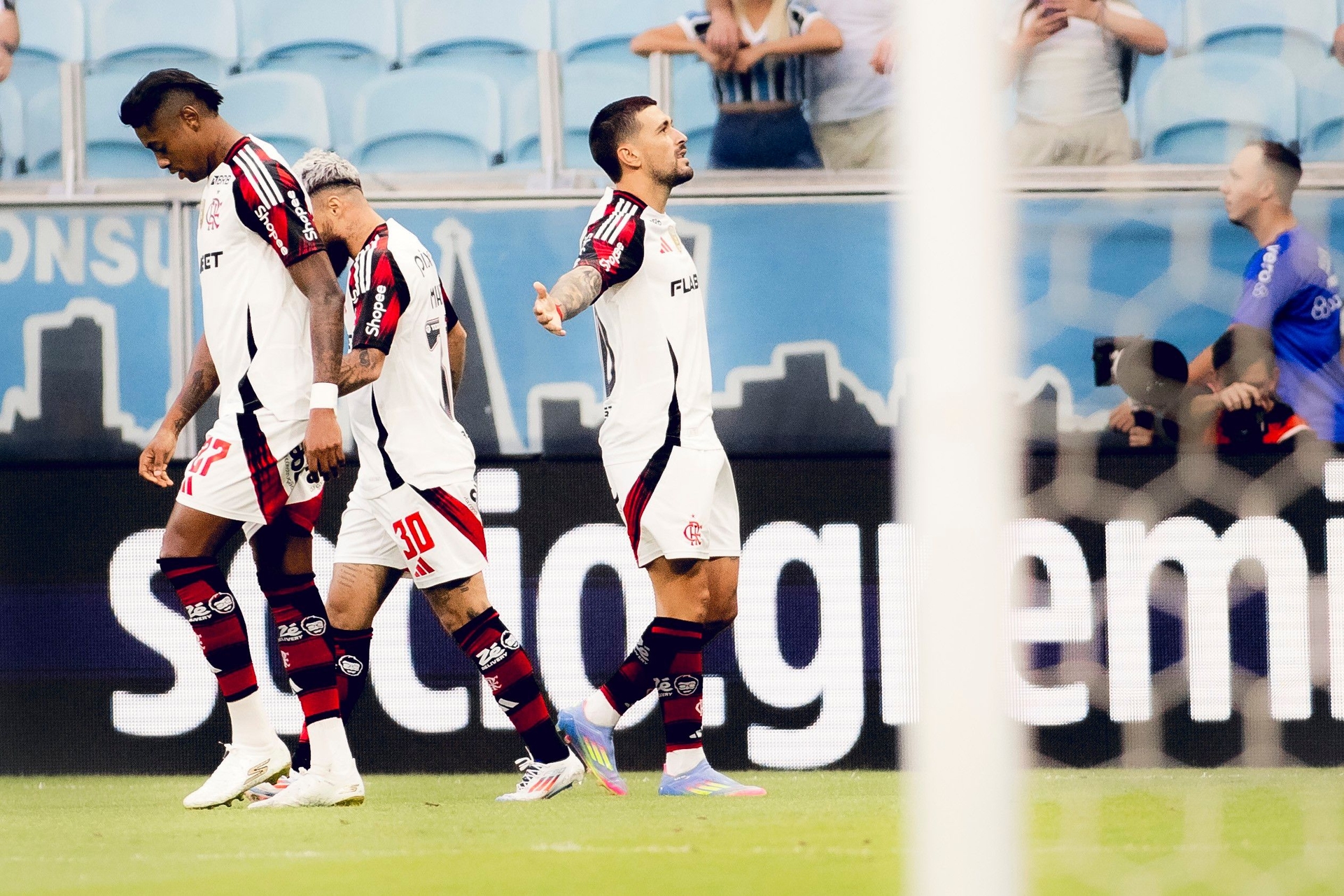 Arrascaeta brilha na vitória do Flamengo contra o Grêmio na Arena. Reprodução: Globo