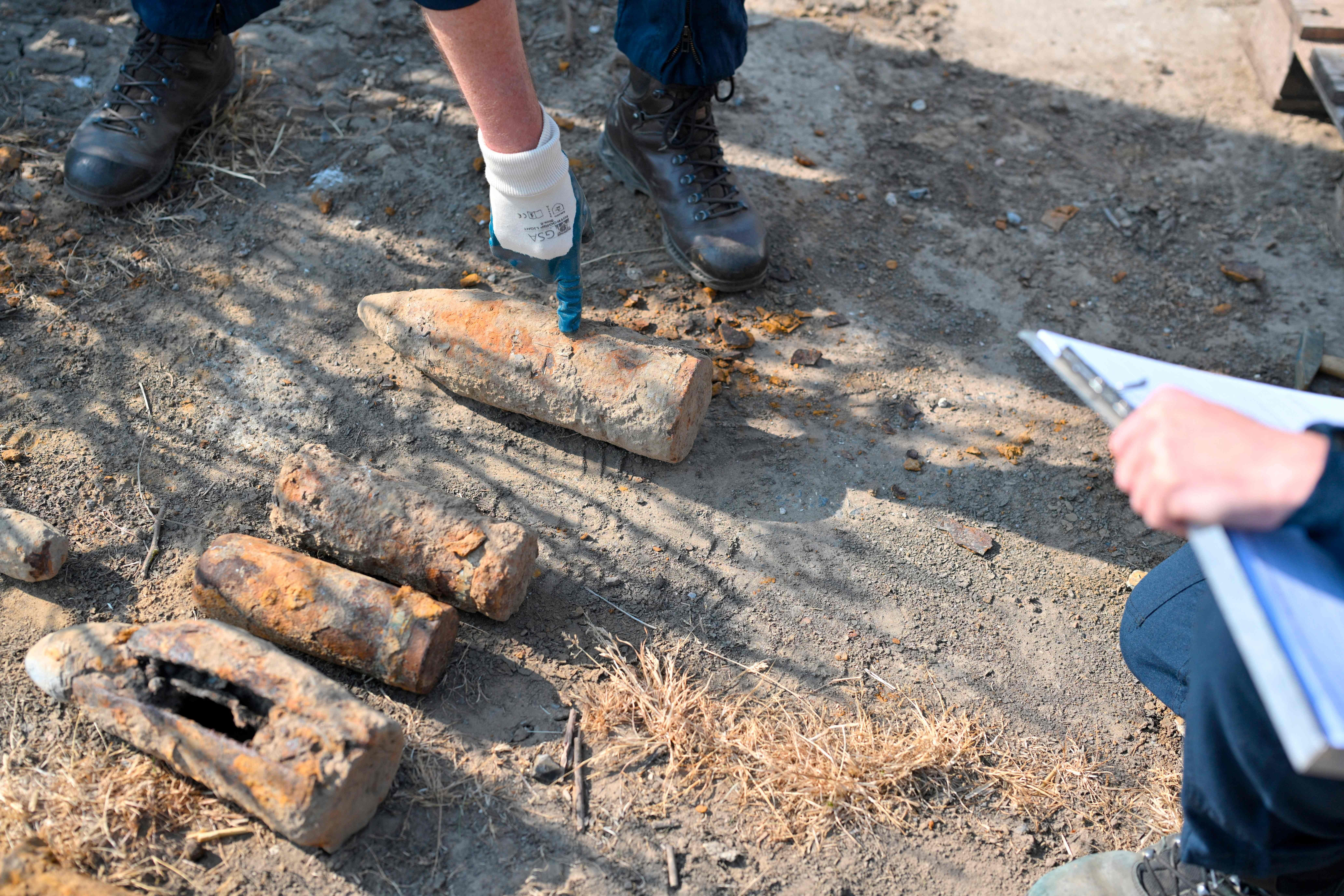 Desminadores belgas removem projéteis da Primeira Guerra Mundial em áreas rurais, garantindo segurança durante construções. Reprodução: Globo