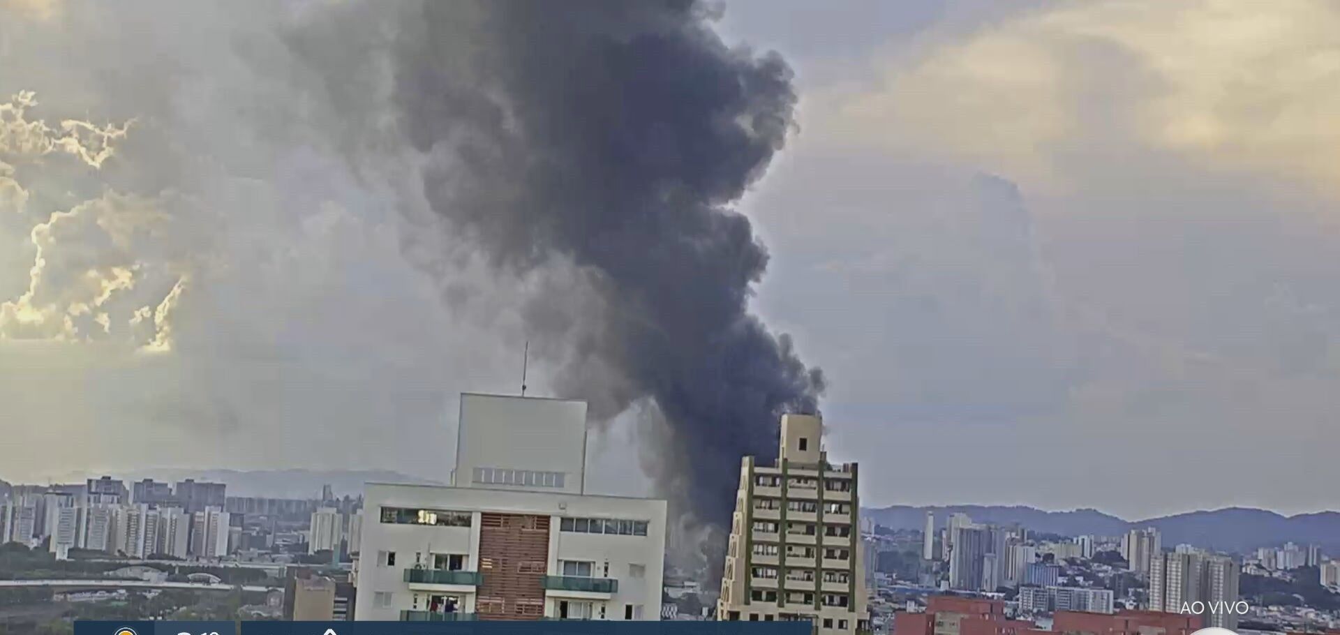 Incêndio em galpão industrial no Limão SP