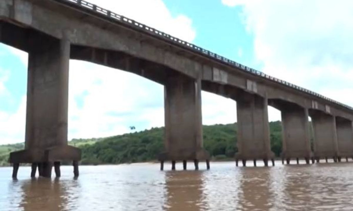Moradores de Itapebi furam bloqueio e tentam atravessar a ponte do Rio Jequitinhonha. Reprodução: TV Bahia