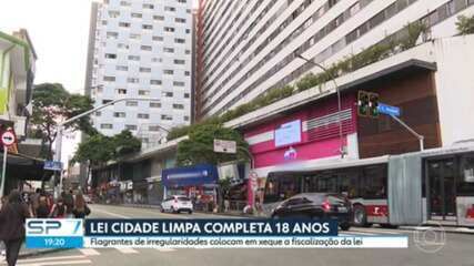 Banca de jornais na Avenida Paulista exibe anúncio irregular, refletindo falhas na fiscalização da Lei Cidade Limpa. Reprodução: Globo