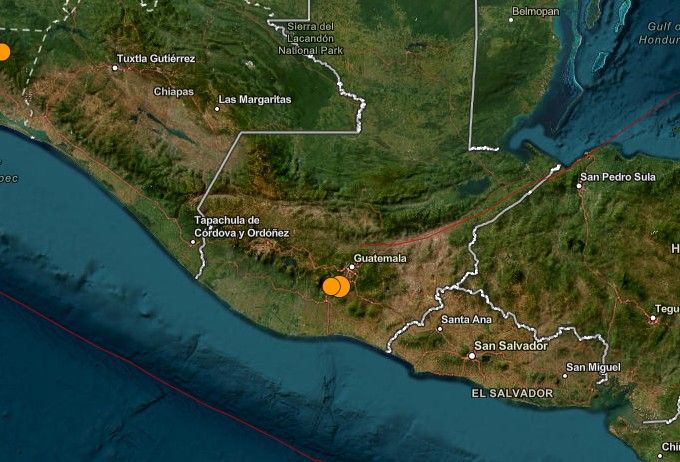 Deslizamento de terra soterra veículo na Cidade da Guatemala após terremoto. Reprodução: Globo