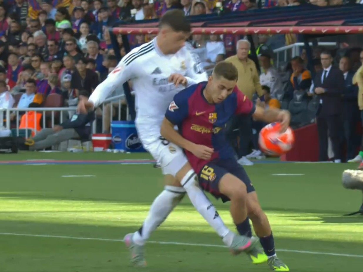 Árbitros discutem decisão controversa após anulação de gol do Barcelona contra o Real Madrid. Reprodução: Globo