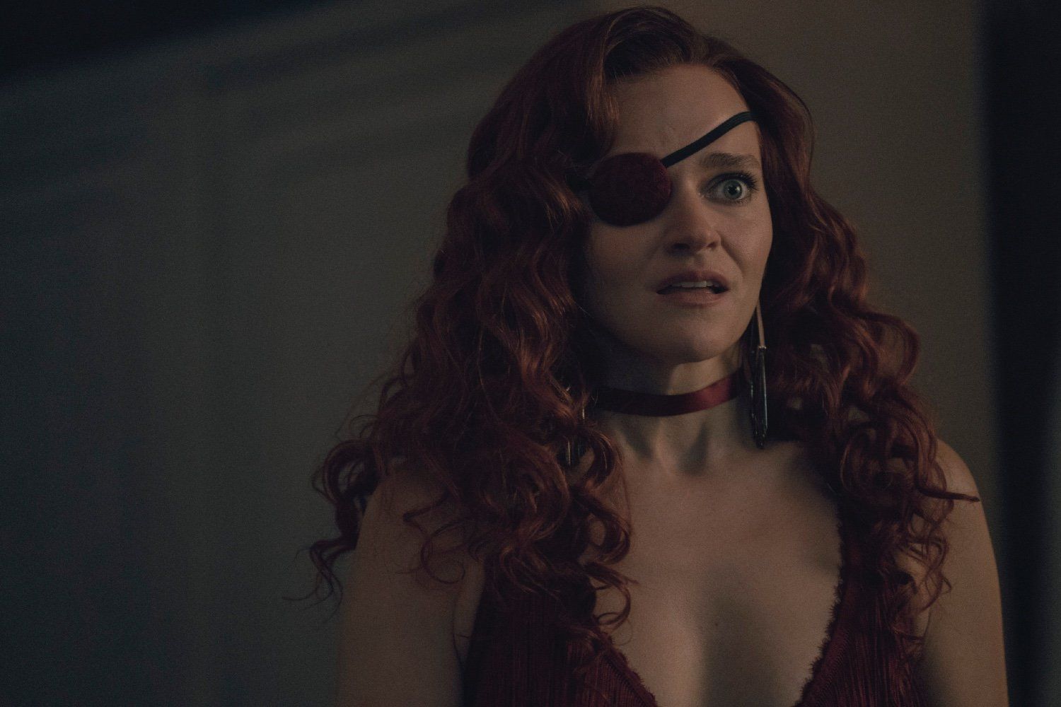 Janine, personagem de Madeline Brewer, enfrenta desafios intensos em seis temporadas da série distópica da Hulu. Reprodução: Gizmodo