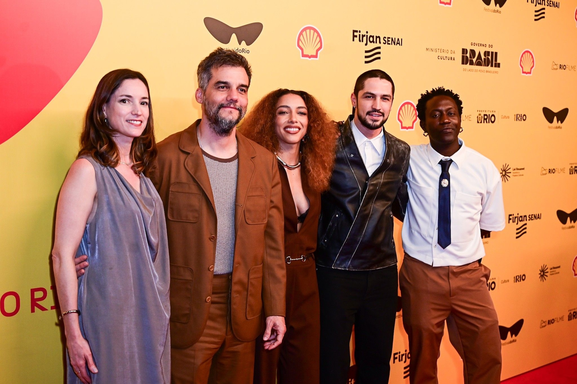 Wagner Moura e elenco em gala de O Agente Secreto no Festival do Rio. Reprodução: Retorno do item 11