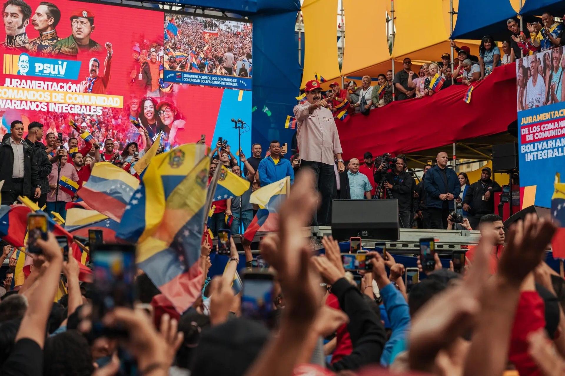 Maduro cercado por guarda-costas cubanos durante proteção contra possível ataque. Reprodução: Oglobo