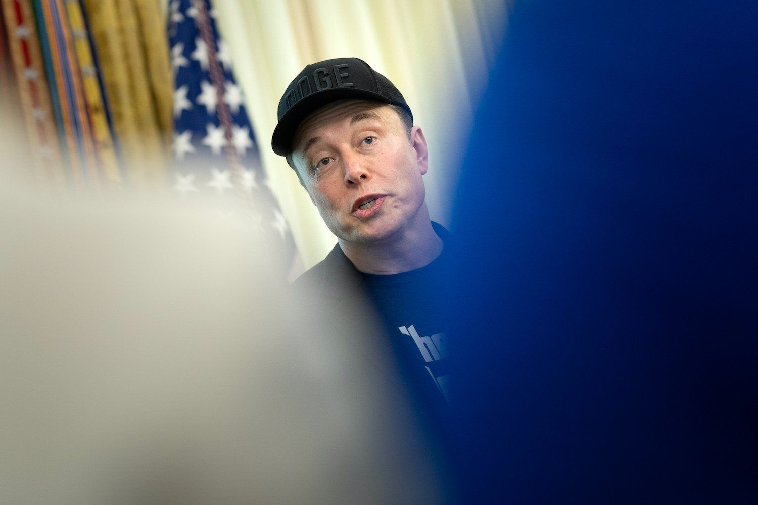 Elon Musk durante evento polêmico, abordando temas controversos. Reprodução: Gizmodo.