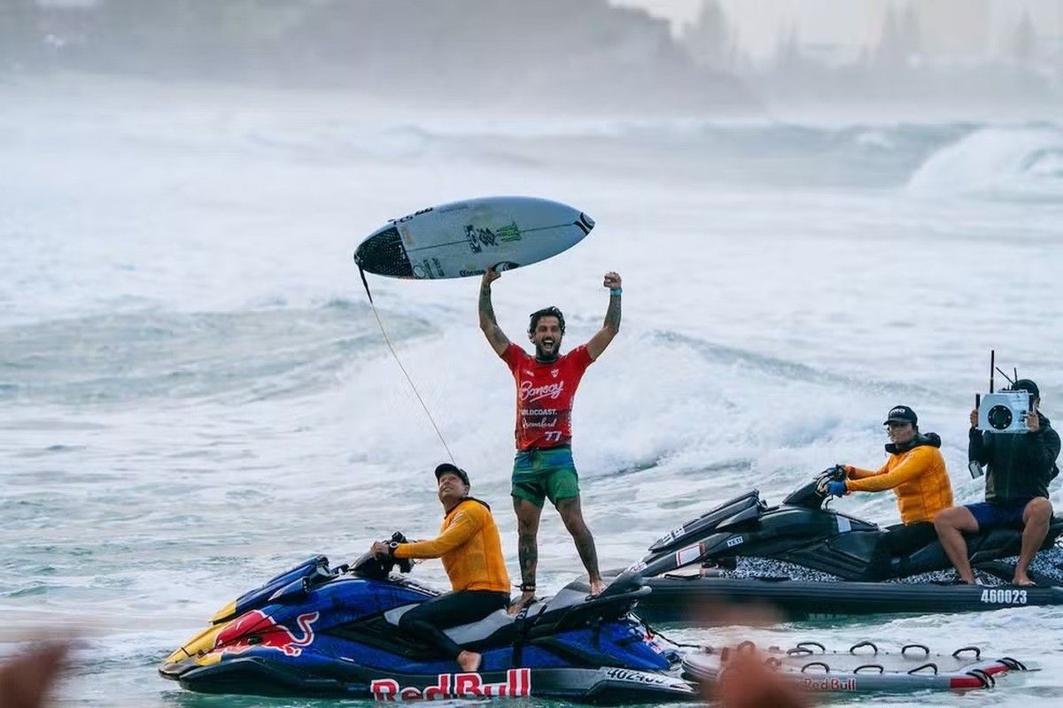 Surfista Gabriel Medina celebra volta com vitória sobre Julian Wilson. Reprodução: Globo