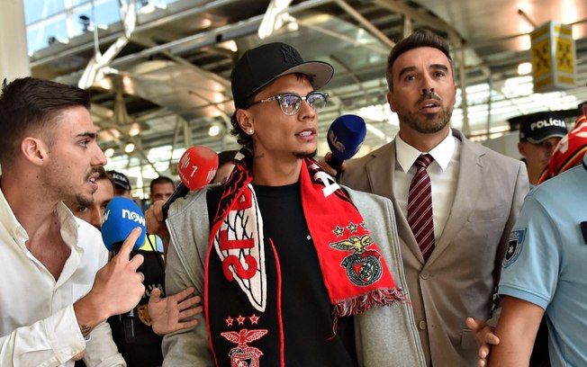 Richard Ríos chega a Portugal e é recepcionado por torcedores e imprensa. Reprodução: iG