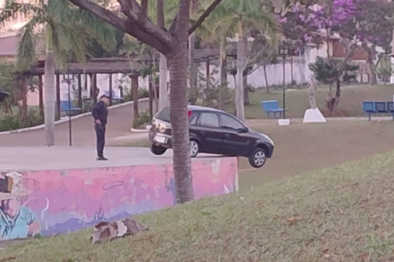 Veículo ficou pendurado no palco após motorista embriagado invadir a praça 'A Poderosa', em Hortolândia.; Reprodução: Globo