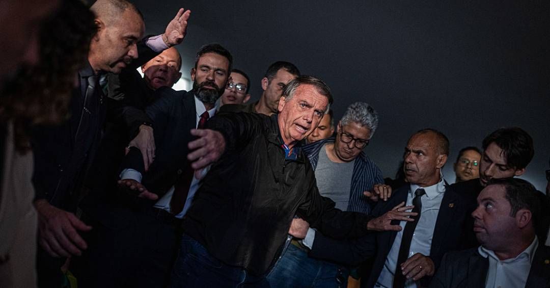 Jair Bolsonaro enfrenta crise jurídica e isolamento político, com partidos em silêncio sobre sua situação. Reprodução: Veja.