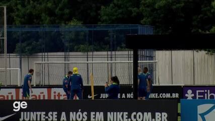 Carlo Ancelotti participa de altinha com a comissão técnica no CT do Corinthians.; Reprodução: Globo
