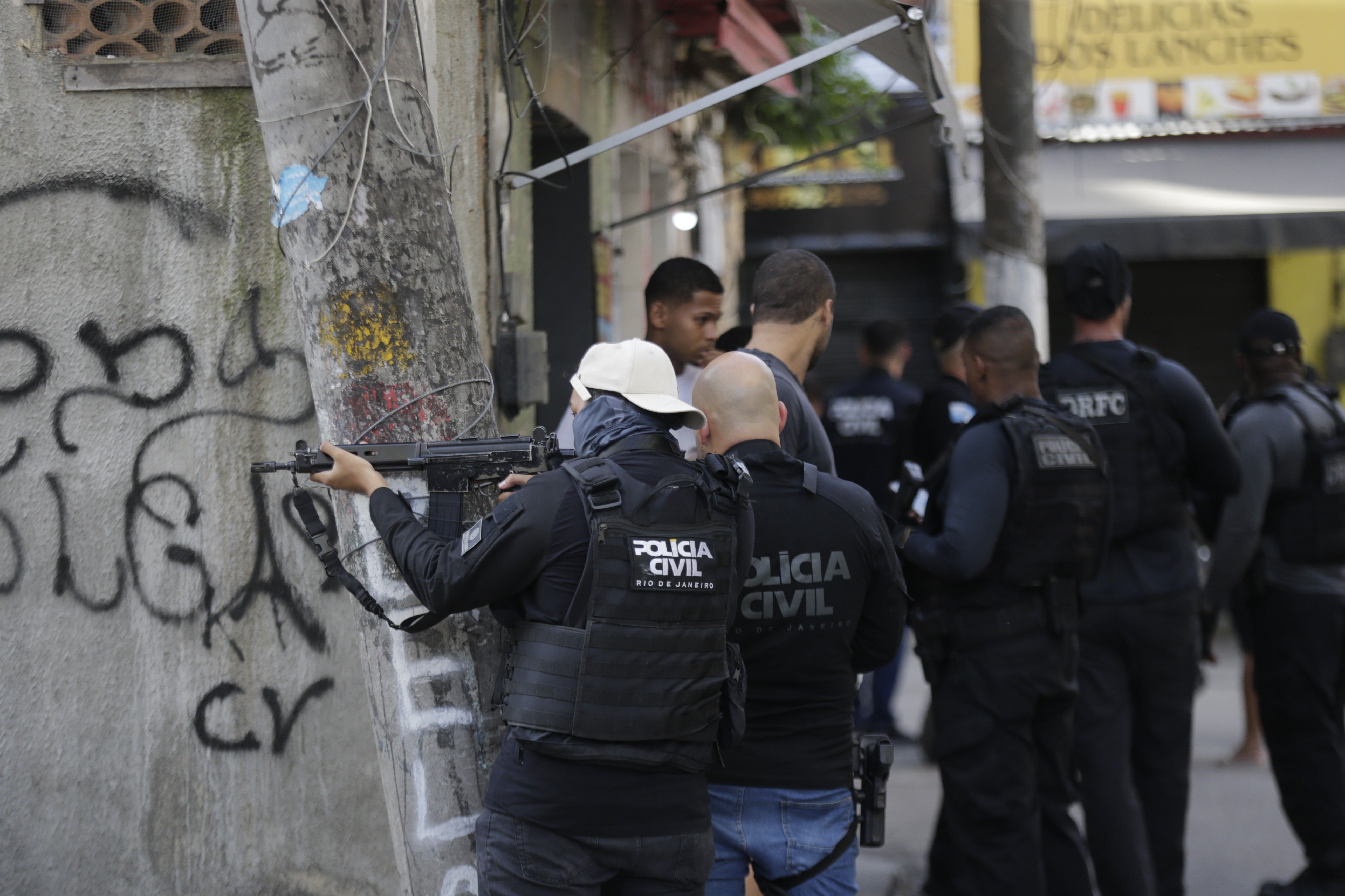 Policial da CORE é morto durante operação no Rio; Estado avalia auxílio das Forças Armadas.. Reprodução: Oglobo