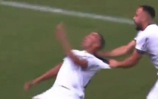 Marçal cai no gramado após ser puxado por Arthur Cabral na comemoração do gol. Reprodução: IG Esporte