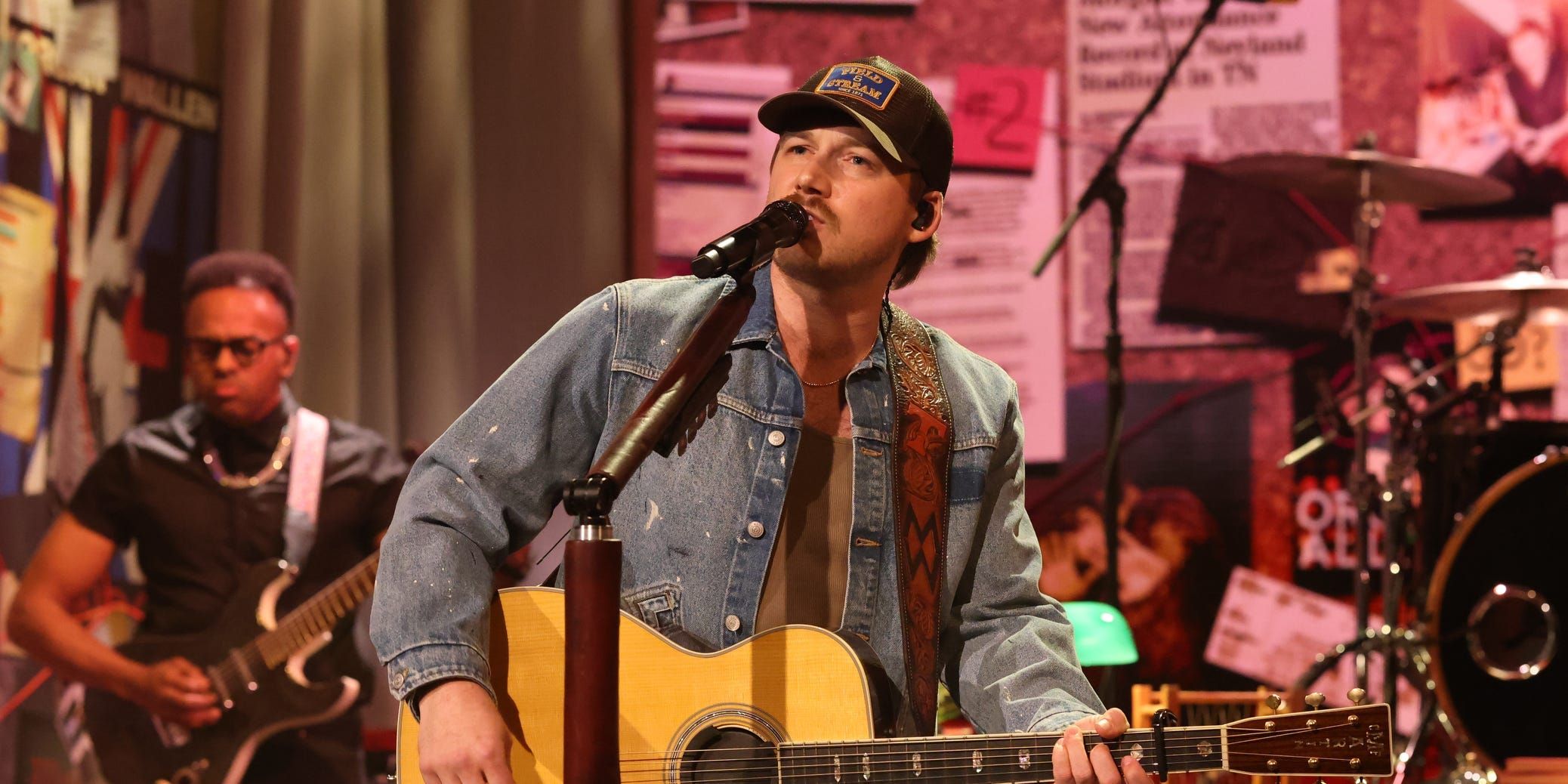 Morgan Wallen se apresenta ao vivo durante sua turnê 'I'm The Problem' em 2025. Reprodução: Business Insider