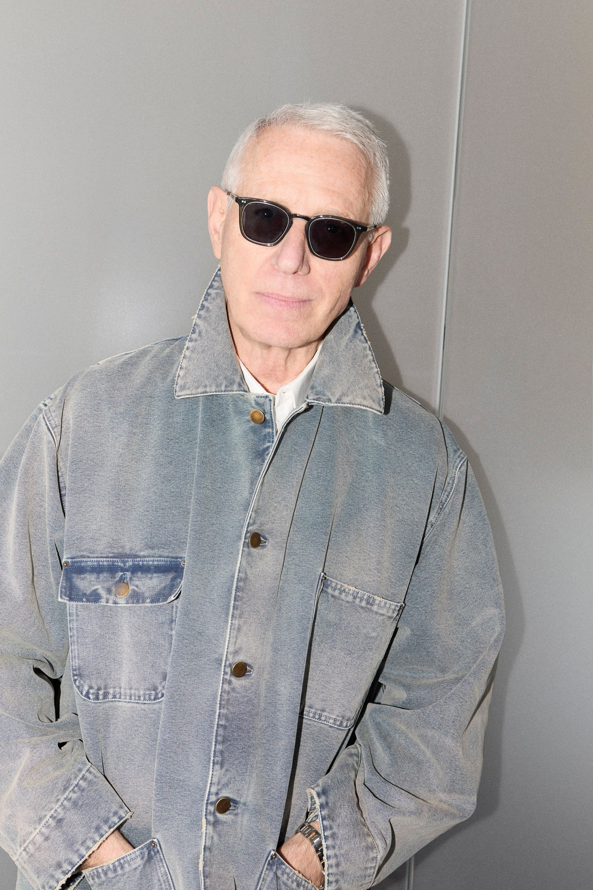 Guy Trebay, jornalista do NYT Styles, posa vestindo Prada. Legenda da imagem. Reprodução: Retorno do item 11