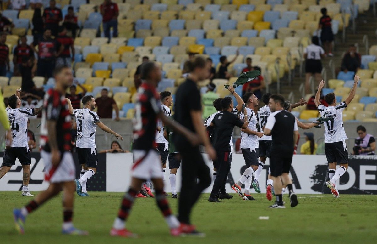 Flamengo enfrenta adversário crucial na Libertadores, em jogo que pode definir seu futuro na competição.; Reprodução: Globo