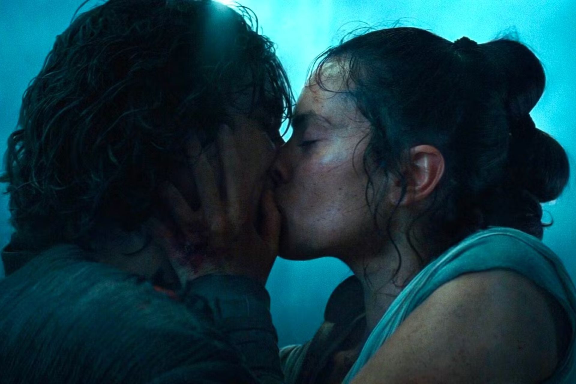 Tom Bateman e Lili Reinhart em cena do filme baseado em 'The Love Hypothesis'. Reprodução: Gizmodo