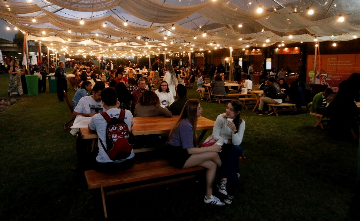 Frequentadores comentam sobre os altos preços na praça de alimentação da Bienal do Livro 2025. Reprodução: Globo