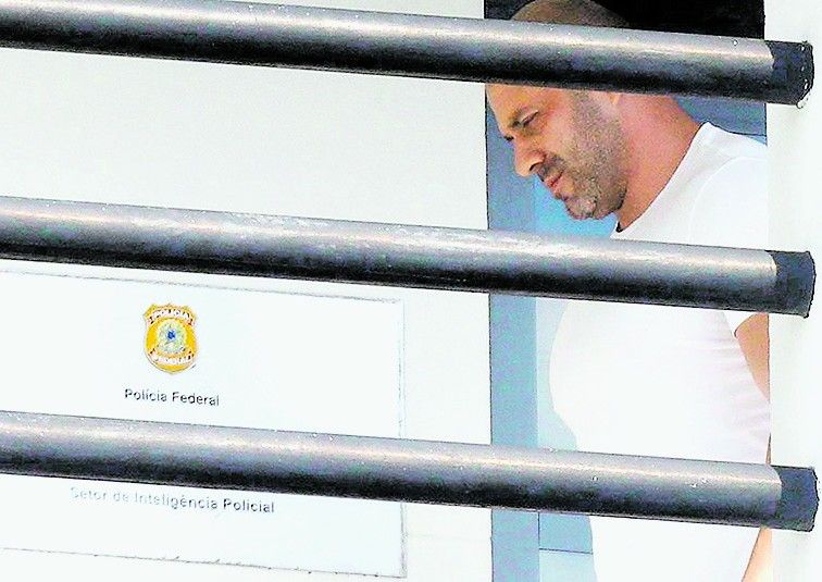 Daniel Silveira coloca tornozeleira eletrônica após autorização para sair da colônia penal para fisioterapia. Reprodução: Globo