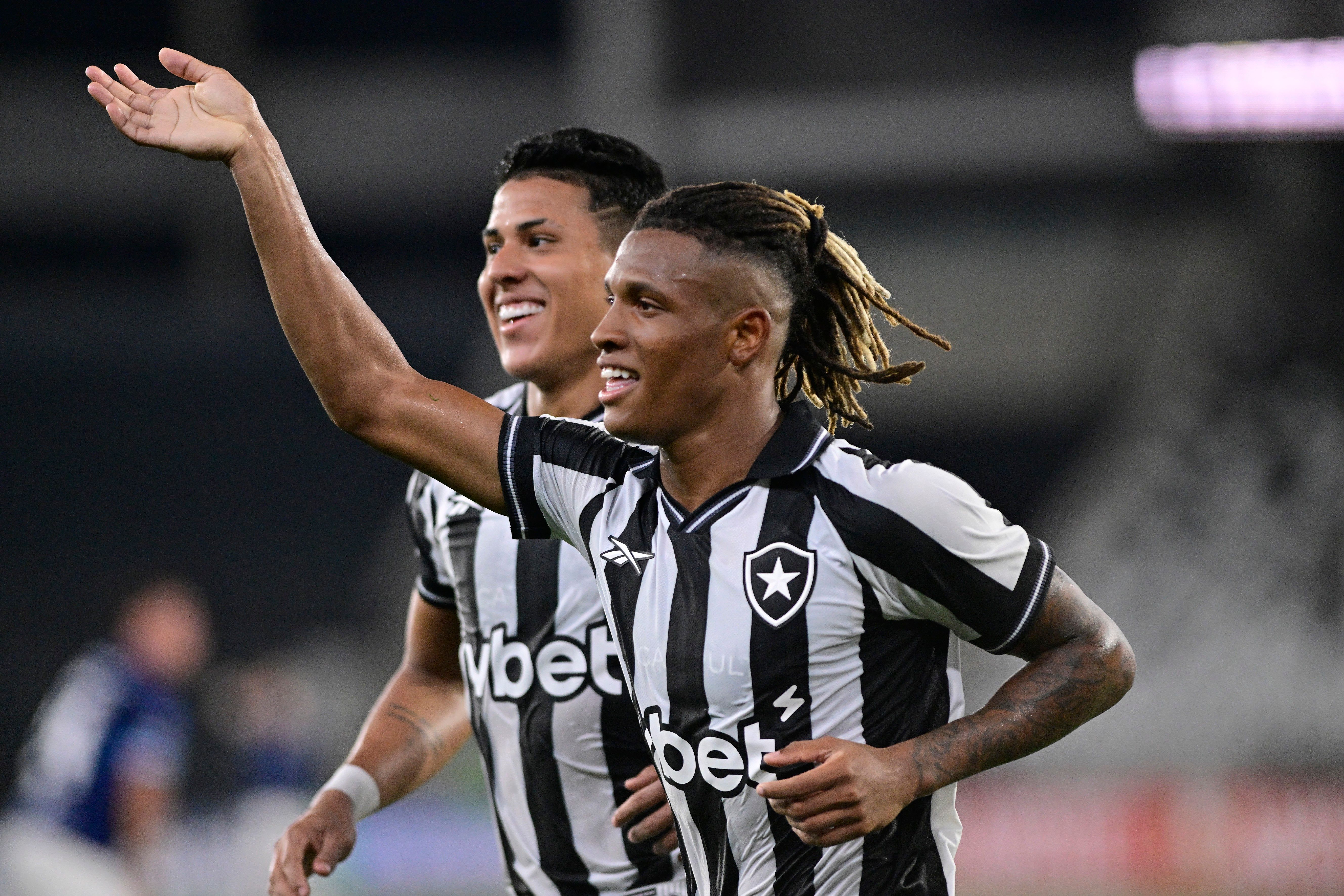 Divergências entre estafe de Danilo e Botafogo aceleram despedida do jogador