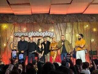 Elenco de Guerreiros do Sol brilha no tapete vermelho durante festa de lançamento no Rio de Janeiro. Reprodução: Globo