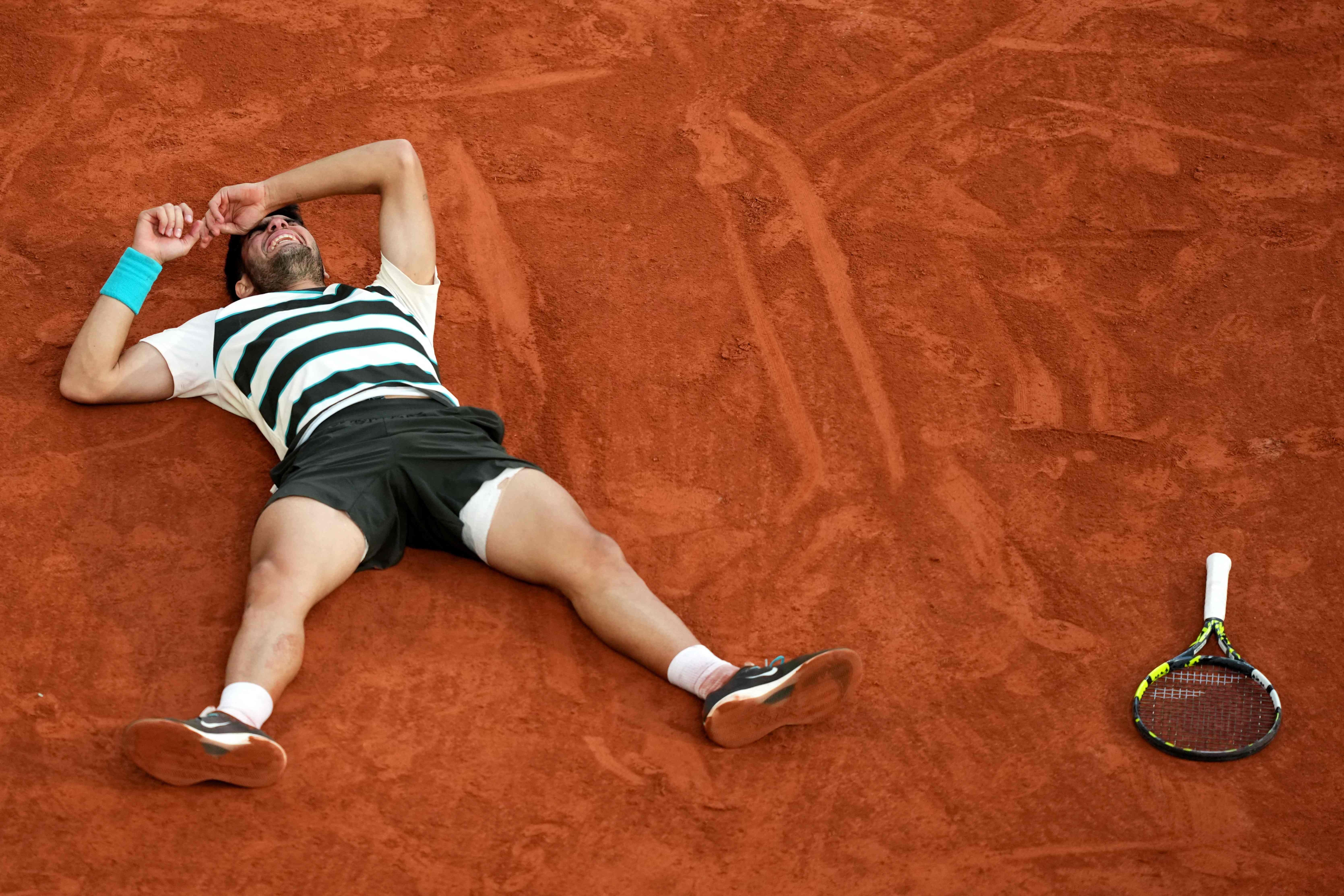 Carlos Alcaraz celebra a vitória no bicampeonato de Roland Garros após emocionante partida contra Jannik Sinner. Reprodução: Globo.