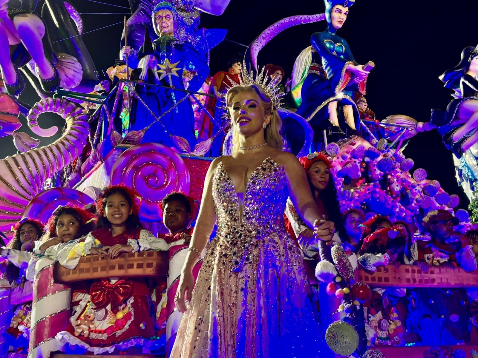 Fabi Bang desfila na Colorado do Brás, celebrando a energia feminina das bruxas.. Reprodução: G1