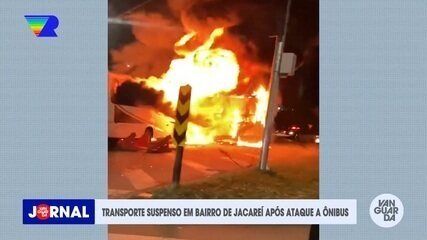 Ônibus do transporte público e micro-ônibus incendiados em Jacareí após ataques. Reprodução: TV Vanguarda