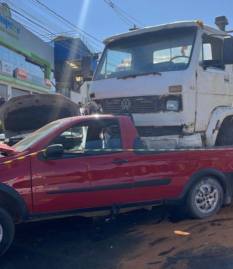 Caminhão perde os freios e causa engavetamento com oito veículos em Montes Claros. Reprodução: Ana Flávia Moreira