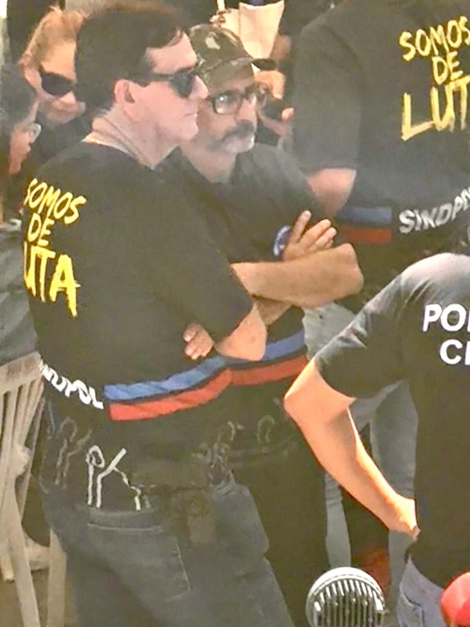 Policiais civis formam cordão humano em protesto controverso em frente à Procuradoria Geral do Estado. Legenda da imagem. Reprodução: Coluna Labafero