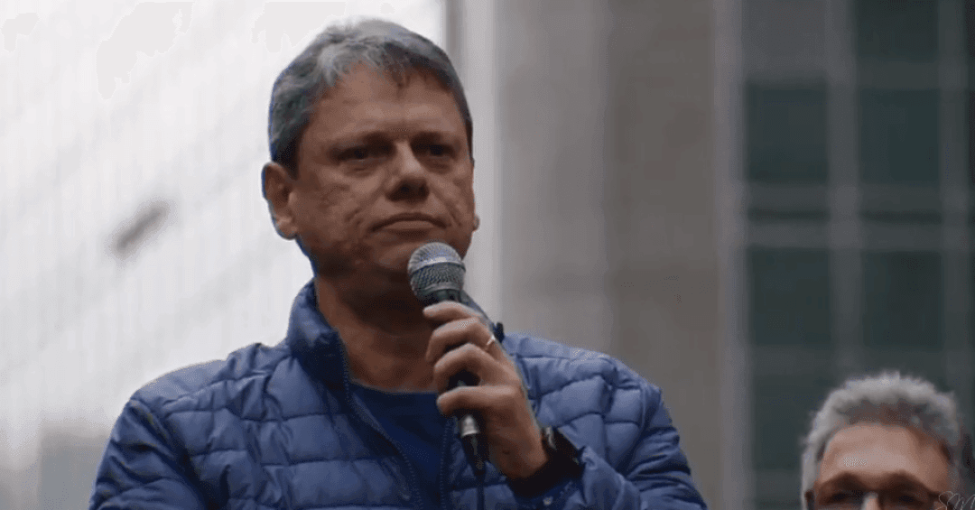 Tarcísio de Freitas discursa na Avenida Paulista em ato pró-anistia no Dia da Independência. Reprodução: Marcela Rahal - Veja