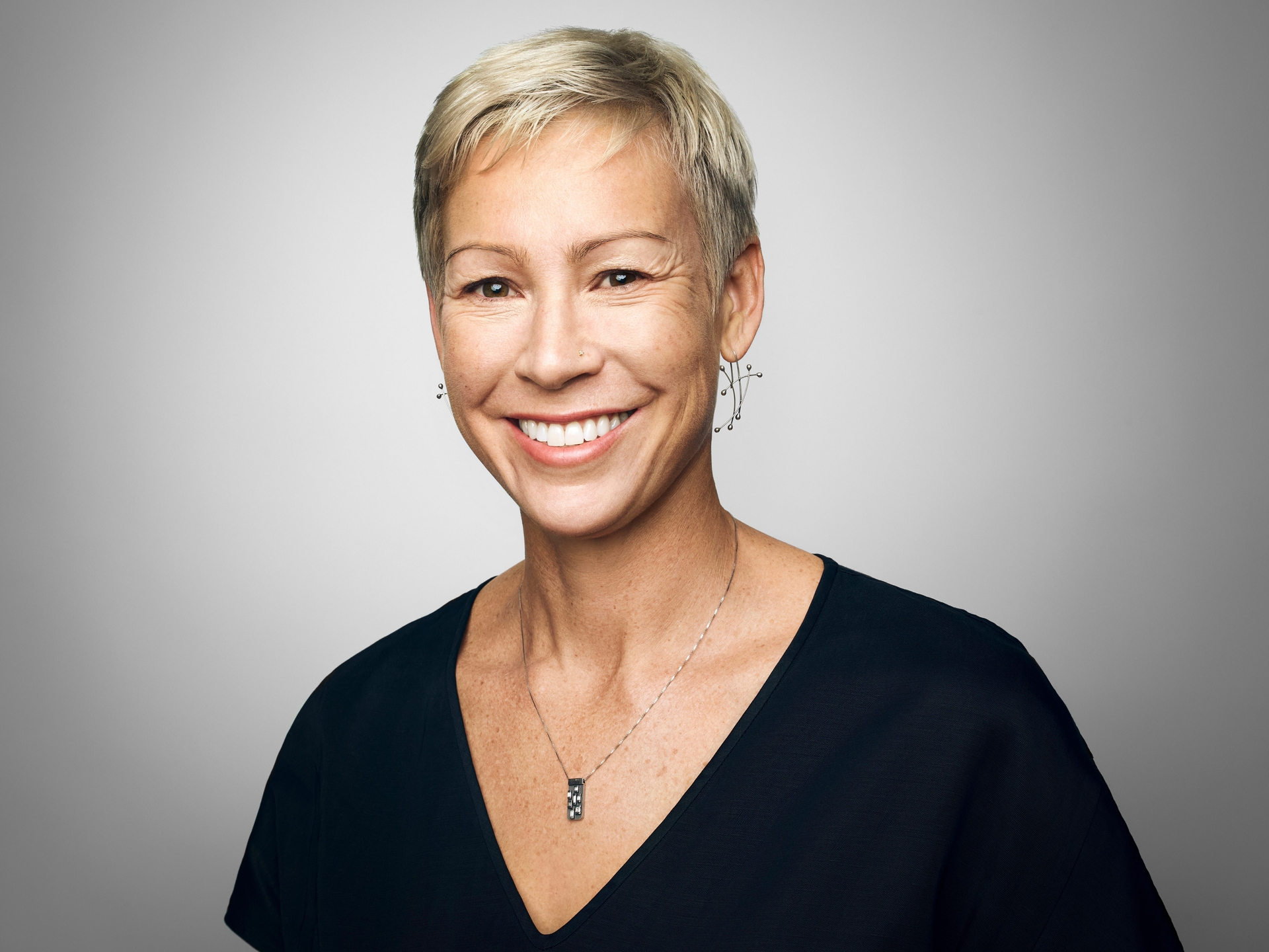 Colleen Aubrey, executiva da AWS, está há mais de 20 anos na Amazon e valoriza a mudança constante. Legenda da imagem. Reprodução: Retorno do item 11