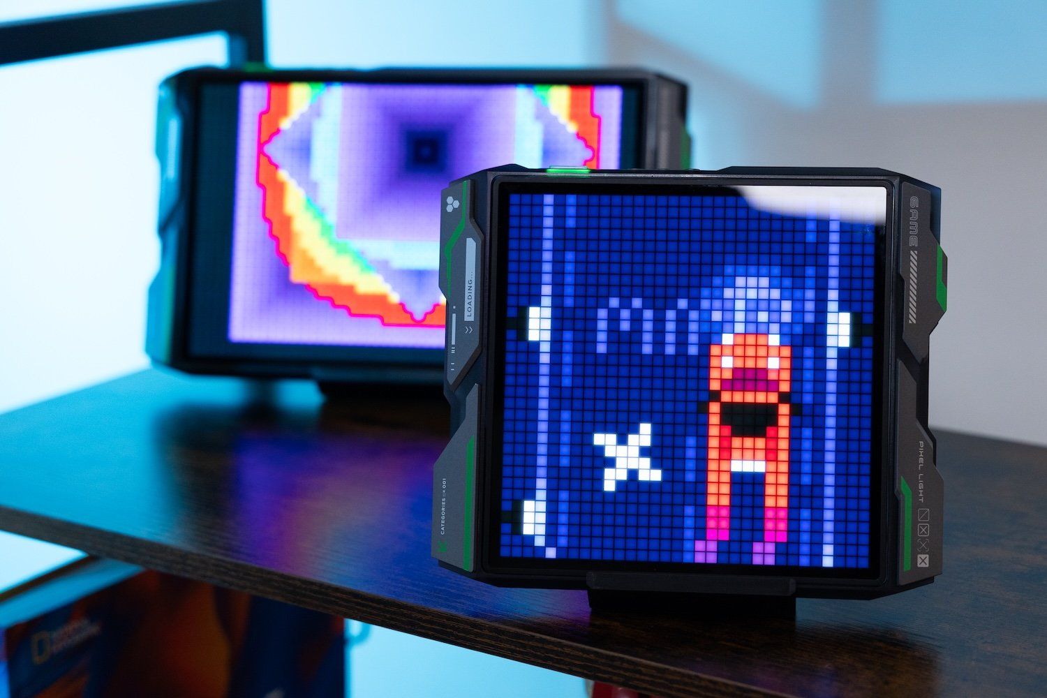 Iluminação Govee Game Pixel adiciona um toque 8-bit ao ambiente. Reprodução: Gizmodo