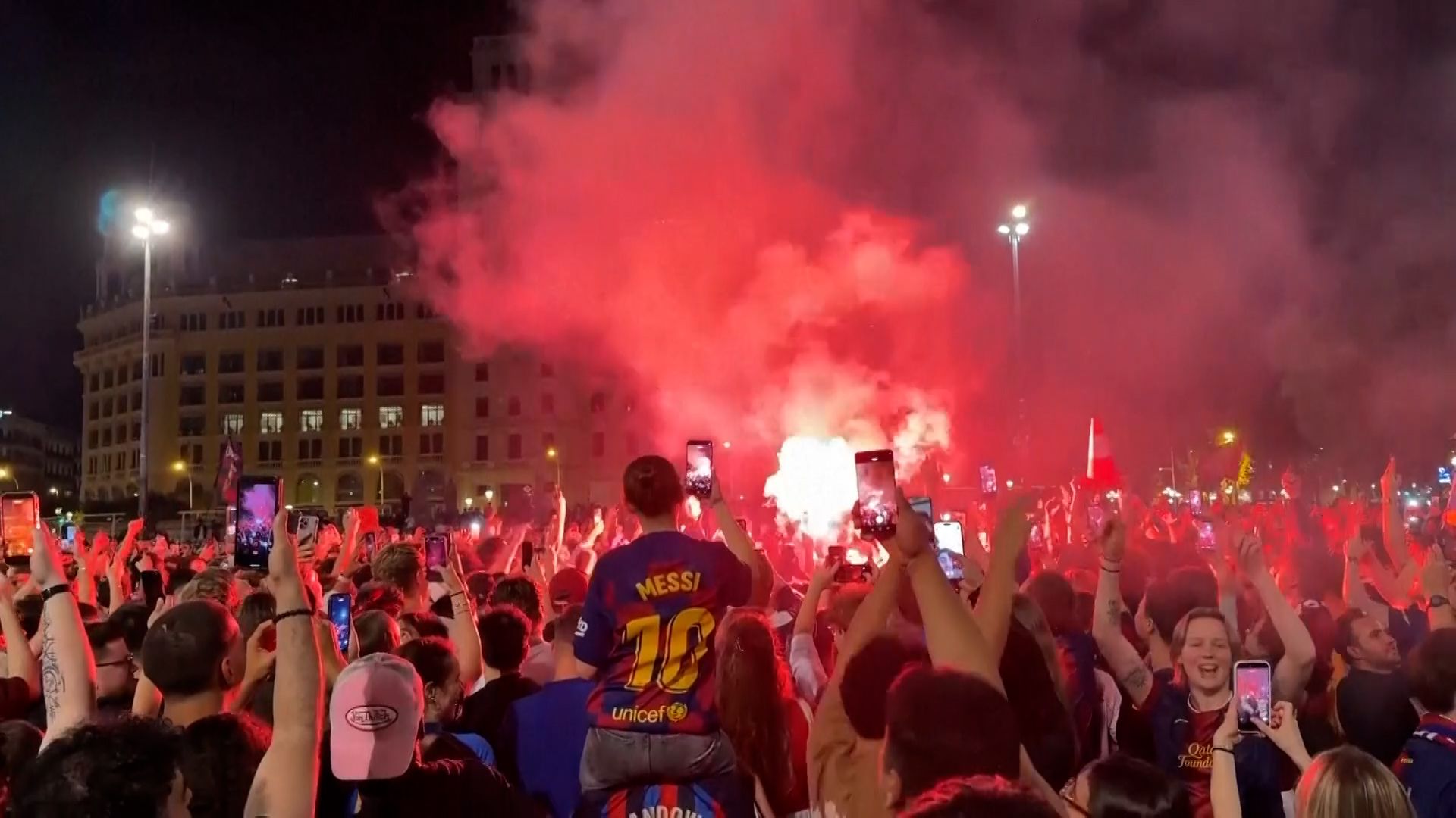Barcelona fans celebrate winning La Liga title in El Clasico - Foto: Aljazeera