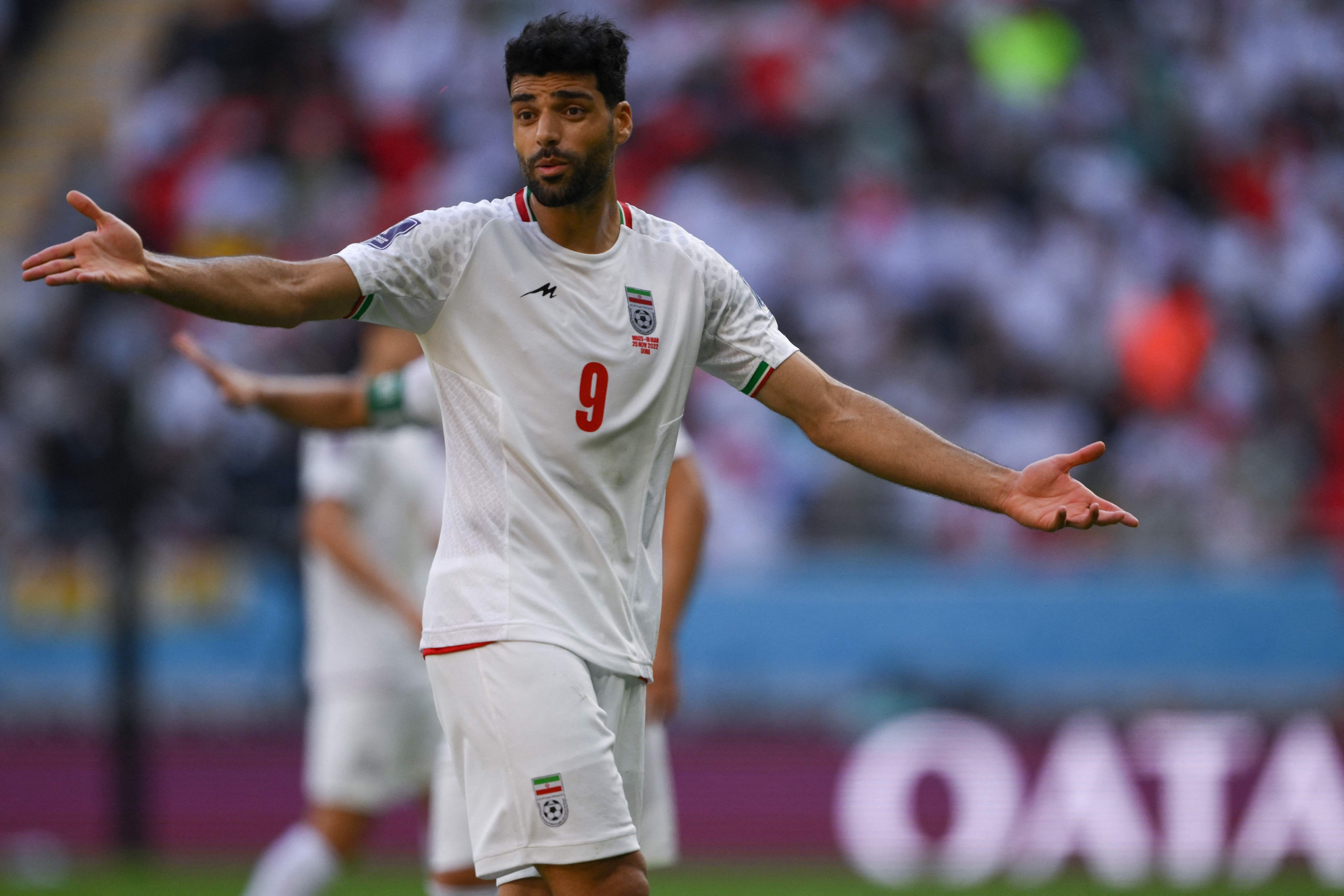 Atacante Mehdi Taremi aguarda decisão da Inter de Milão após cancelamento de voo por segurança. Reprodução: Globo